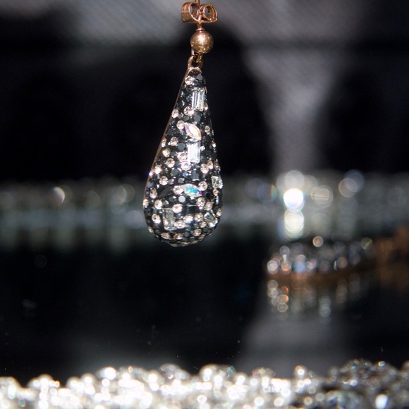 Gorgeous 18kt Gold Dipped Swarovski Earrings - Picture 8 of 8